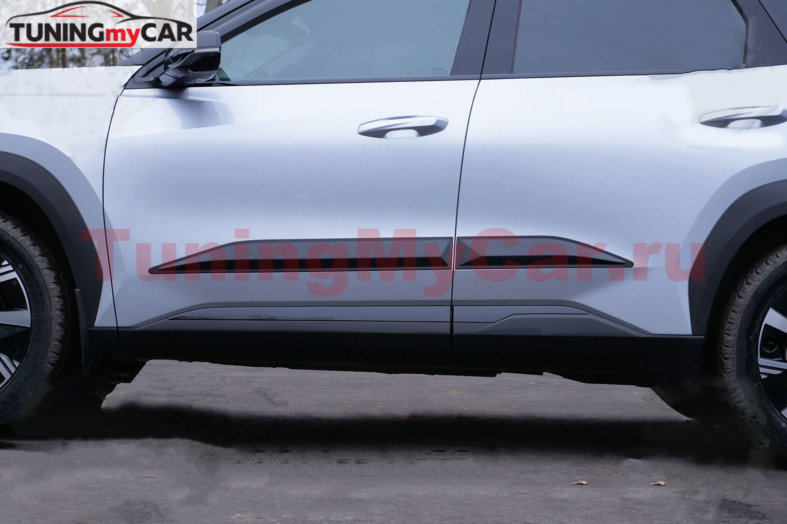Молдинги на двери Шагрень Со скотчем для Geely Atlas 2023-