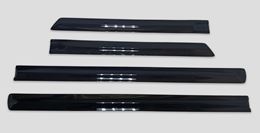 Молдинги на двери для LADA Granta FL (седан) 2018- крашеные в цвет 672 (черный глянец)
