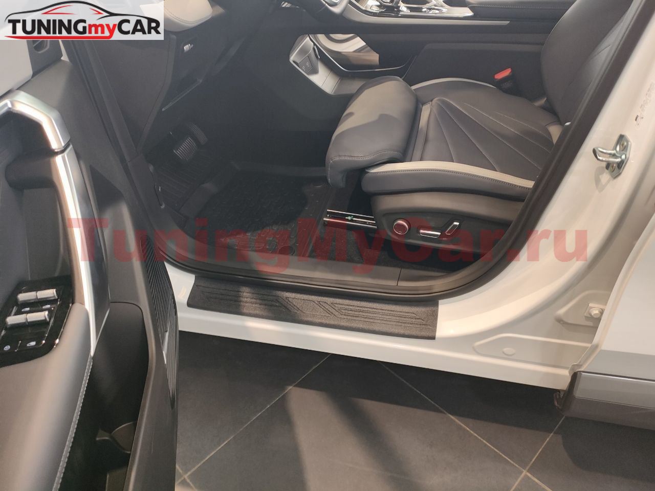 Накладки на порожки (со скотчем) для Geely Atlas 2023-