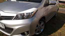 Реснички на фары для Toyota Vitz 2010-2014