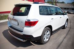 Пороги труба D75х42 овал с проступью для Toyota Highlander 2010-2013