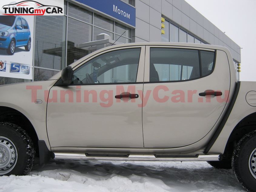 Пороги труба D76 с накладками (вариант 1) для Mitsubishi L200 2010-2013