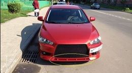 Вставка между "клыками" Mitsubishi Lancer 10