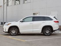 Пороги труба D63 с листом (Лист нерж, проф. нерж) (вариант 3) для Toyota Highlander 2017