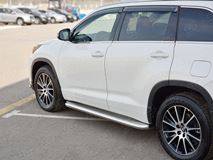 Пороги труба D63 с листом (Лист нерж, проф. нерж) (вариант 3) для Toyota Highlander 2017