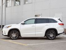 Пороги труба D63 с листом (Лист алюм, проф. нерж) (вариант 1) для Toyota Highlander 2017