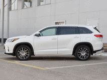 Пороги труба D42 с листом (Лист нерж, проф. нерж) (вариант 3) для Toyota Highlander 2017