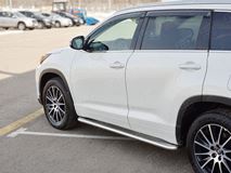 Пороги труба D42 с листом (Лист нерж, проф. нерж) (вариант 3) для Toyota Highlander 2017