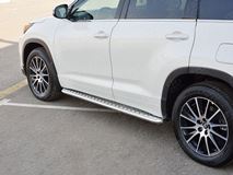 Пороги труба D42 с листом (Лист алюм, проф. нерж) (вариант 1) для Toyota Highlander 2017