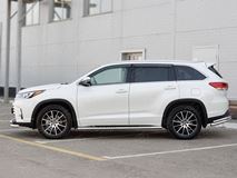 Пороги труба 120х60 овал с проступью для Toyota Highlander 2017
