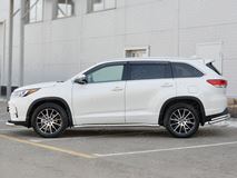 Пороги труба D63 (вариант 3) для Toyota Highlander 2017