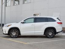 Пороги труба D42 с листом (Лист алюм, проф.сталь) (вариант 2) для Toyota Highlander 2017