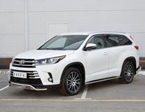 Защита переднего бампера D42 волна с надписью для Toyota Highlander 2017-2020