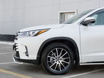 Защита переднего бампера D42 волна с надписью для Toyota Highlander 2017-2020