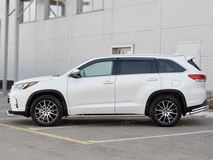 Пороги труба 75х42 овал с проступью для Toyota Highlander 2017 г.