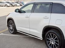 Пороги труба 75х42 овал с проступью для Toyota Highlander 2017 г.