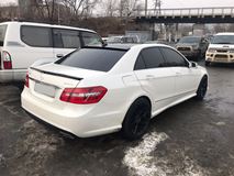 Спойлер Mercedes benz w212 amg c выемкой под значек