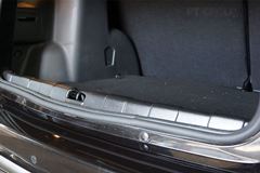 Накладка в проём багажника (чёрное тиснение) (ABS) RENAULT DUSTER 2012-/ Nissan Terrano 2014-