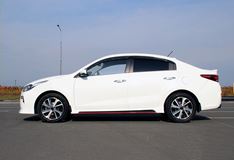 Накладки на пороги Kia Rio 4 стиль Sport Line