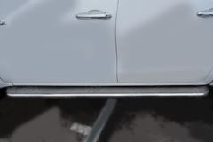 Пороги труба d42 с листом (Лист нерж,проф.нерж) (Вар.3) для Toyota Hilux Black Onyx 2020-