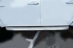 Пороги труба d63 с листом (Лист алюм,проф.сталь) (Вар.2) для Toyota Hilux Black Onyx 2020-