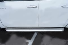 Пороги труба d63 с листом (Лист нерж,проф.нерж) (Вар.3) для Toyota Hilux Black Onyx 2020-