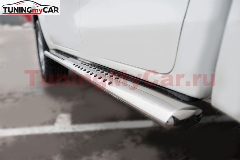 Пороги труба 120х60 овал с проступью для Toyota Hilux Black Onyx 2020-