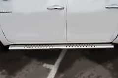 Пороги труба 120х60 овал с проступью для Toyota Hilux Black Onyx 2020-