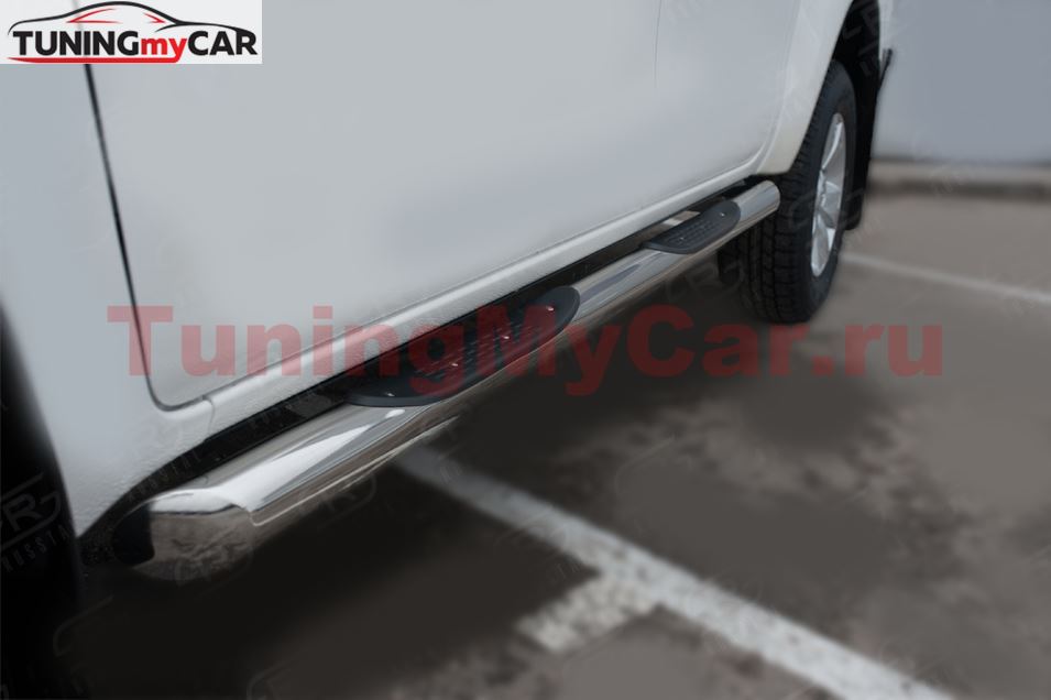 Пороги труба d76 с накладкой (вариант 1) для Toyota Hilux Black Onyx 2020-