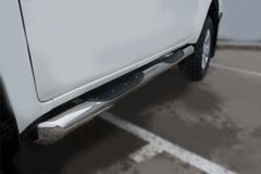 Пороги труба d76 с накладкой (вариант 1) для Toyota Hilux Black Onyx 2020-