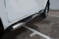 Пороги труба d76 с накладкой (вариант 2) для Toyota Hilux Black Onyx 2020-