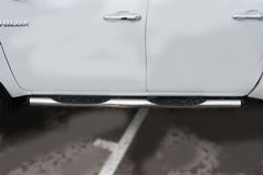 Пороги труба d76 с накладкой (вариант 2) для Toyota Hilux Black Onyx 2020-
