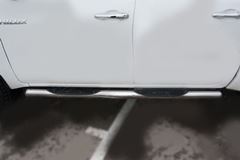 Пороги труба d76 с накладкой (вариант 3) для Toyota Hilux Black Onyx 2020-