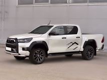 Защита переднего бампера d63 секции-d63 уголки+клыки для Toyota Hilux Black Onyx 2020-