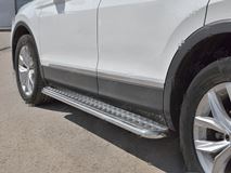 Пороги труба d42 с листом (Лист алюм, проф. нерж) (вариант 1) VOLKSWAGEN TIGUAN (not OFF ROAD) 2017-2020