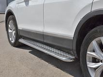 Пороги труба d42 с листом (Лист алюм, проф.сталь) (вариант 2) VOLKSWAGEN TIGUAN (not OFF ROAD) 2017-2020