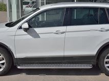 Пороги труба d42 с листом (Лист алюм, проф.сталь) (вариант 2) VOLKSWAGEN TIGUAN (not OFF ROAD) 2017-2020