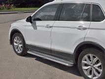Пороги труба d42 с листом (Лист алюм, проф.сталь) (вариант 2) VOLKSWAGEN TIGUAN (not OFF ROAD) 2017-2020