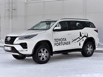 Защита переднего бампера d75х42 дуга Toyota Fortuner 2020- 