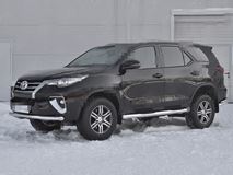 Защита переднего бампера d63 секции Toyota Fortuner 2017-2020 