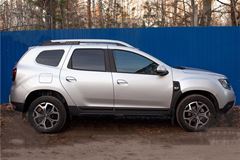 Молдинги на двери узкие Renault Duster 2021-